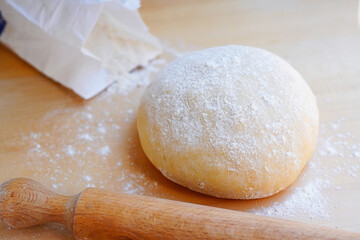 Fototapeta na wymiar パン作り　丸いパン生地と小麦粉、めん棒