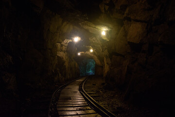 Fototapeta na wymiar 暗いトンネルの中を照らす光
