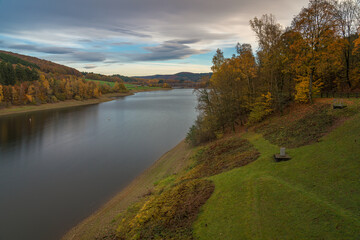 Obraz premium Listertalsperre bei Attendorn im Herbst 