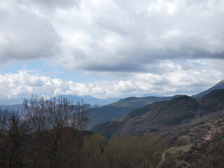 Las nubes se acaban comiendo las montañas