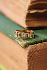 anillo sobre libros