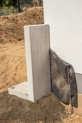 installation of a L-Stone at the concrete bed with contact to the knob wall isolation