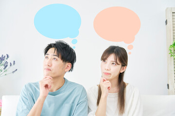 リビングで考えるカップル　吹き出しあり