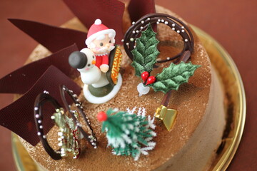 チョコレートムースケーキのクリスマスデコレーション