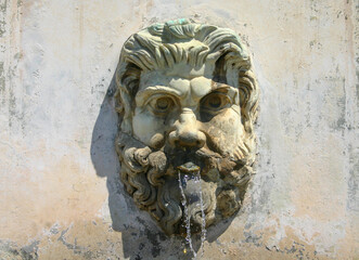 Roman head fountain