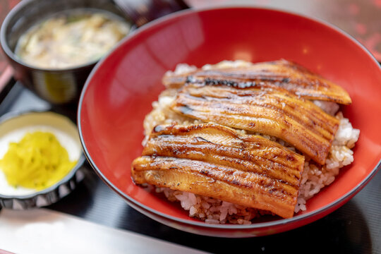 和食レストランで提供される、ふっくらと煮上げた大ぶりな穴子を贅沢に乗せた甘いタレが食欲をそそる穴子丼。テキストを入れるスペースあり