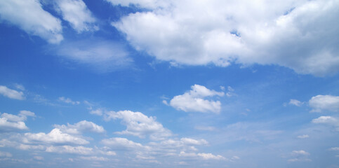 Obraz premium White clouds in blue sky