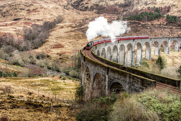 Glenfinnan Viaduct en de Jacobite Steam Train beter bekend als de Hogwarts Express