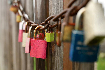 Liebesschlösser, Kette mit Schlössern an einem Zaun