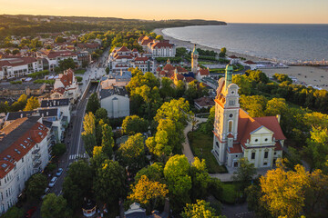Obraz premium Aerial view of Sopot and the buildings of the seaside village. A warm summer afternoon creates a pleasant atmosphere in the photo.