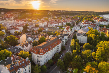 Luftaufnahme von Sopot und den Gebäuden des Küstendorfes. Ein warmer Sommernachmittag schafft auf dem Foto eine angenehme Atmosphäre.