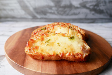  garlic bread on a chopping bread 