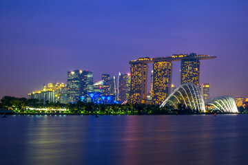 Naklejka premium Singapore night view colorful buildings over water 