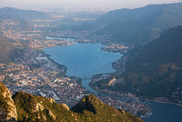 Fototapeta na wymiar Panoramic view of a lake and a city around it