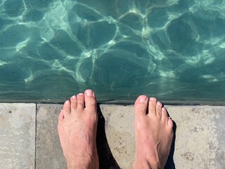 les pieds au bord de la piscine