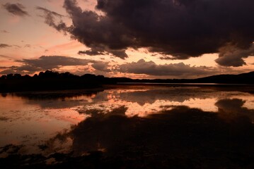 Obraz na płótnie Canvas sunset over the river