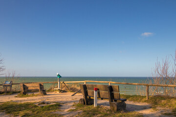 Aussichtspunkt Putgarten mit Blick auf das Meer bei blauem Himmel