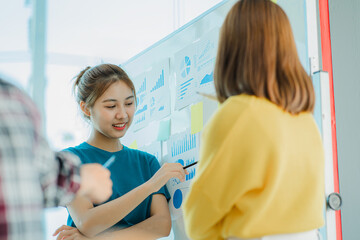 Obraz premium Clever team leader describes an internal meeting with his project team in a modern office. Group of multi-ethnic businessmen in casual wear Project Concepts and Business Finance