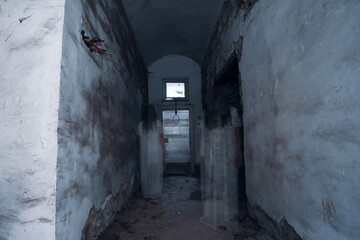 Obraz premium Scary ghost woman in haunted house with rope with a noose