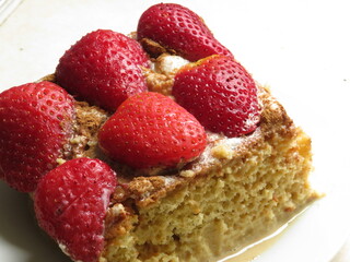 Porción de tarta cubierta de fresas