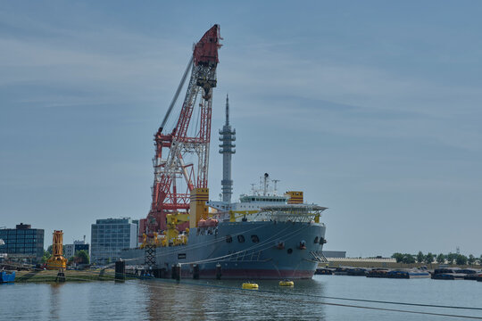 crane vessel for offshore platform installation