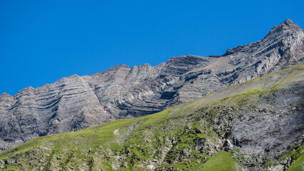 Fototapeta na wymiar Stratified mountain, Refuge des Bans, Ecrins, France