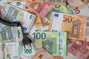 Steigende Energiepreise Stromkosten, Stromstecker mit Geldscheinen, Nebenkosten Abrechnung