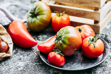 Assortiment de différentes variétés de tomates fraîches du potager