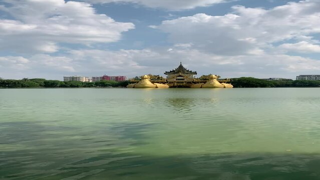 Temple de Karaweik sur le lac Kandawgyi &agrave; Yangon, Myanmar