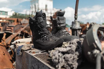 Fototapeten Boots of a Russian soldier on a destroyed tank in the center of Kyiv © Сергей Кураженко