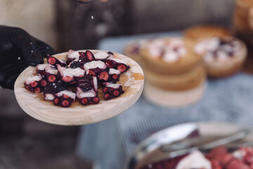 Cocinero echando sal al pulpo a la feira 