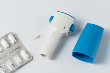 Inhaler or bronchodilator and medical powder capsules for prevention and treatment of bronchitis or asthma.