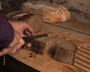 Persona cortando pan artesanal