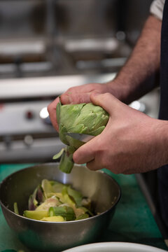 cocinero cortando alcachofa 
