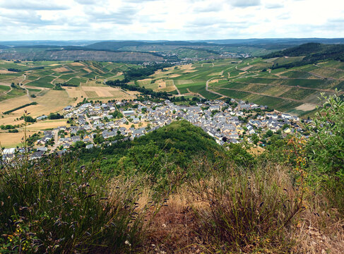 Blick auf den Ort Veldenz vom Premium-Wanderweg Moselsteig Seitensprung Grad Georg Johannes Weg im Landkreis Bernkastel-Wittlich, Rheinland-Pfalz.