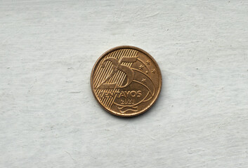 New Brazilian Real coin 25 cents tails on white background - Moeda brasileira  de 25 centavos coroa