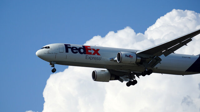 FedEx Boeing 767 cargo plane prepares for landing at Chicago O'Hare International Airport