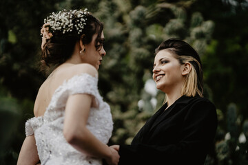 Pareja de chicas en sesion de fotos de boda en entorno natural