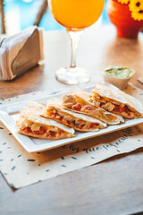 Cocktail de verano y platos