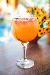 Cocktail de verano y platos
