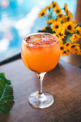 Cocktail de verano y platos