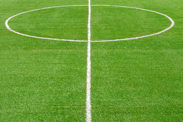 Obraz premium A fragment of the marking of a football field with green grass.