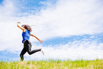 ランニングするスポーツウエアを着た若い女性