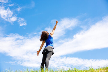 深呼吸するスポーツウエアを着た女性