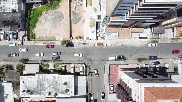 Toma superior de drone recorriendo las calles de la cuidad del centro. 
