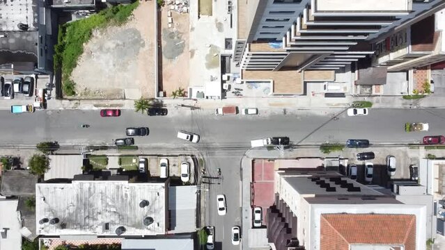 Toma superior de drone recorriendo las calles de la cuidad del centro. Concepto de transito en la cuidad.