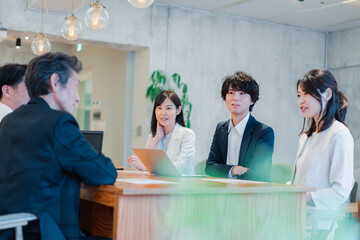 笑顔で会議をするビジネスパーソン