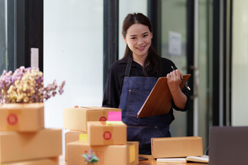 Obraz na płótnie Canvas Starting Small business entrepreneur SME freelance Asian working at home
