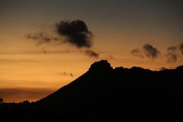 Silhueta de Morro do segredo com nuvens, em Lajeado, Tocantins, no nascer do sol 