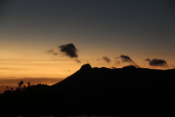 Silhueta de Morro do segredo com nuvens, em Lajeado, Tocantins, no nascer do sol 